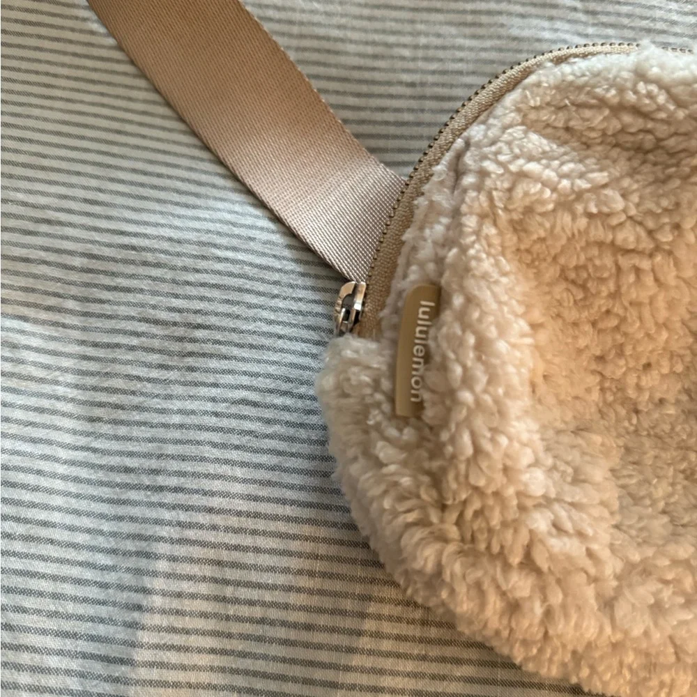 Lululemon Athletica Cream Crossbody Bag with Sherpa Texture - Picture 7 of 7